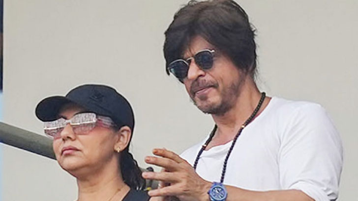 গ্যালারিতে স্ত্রীর সামনে কাকে জড়িয়ে ধরলেন শাহরুখ