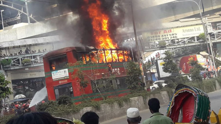 দিনদুপুরে মিরপুরে বিআরটিসির দোতলা বাসে আগুন