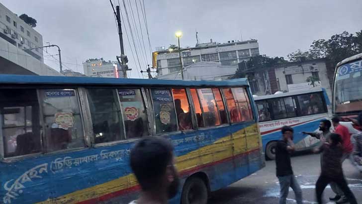 পল্টনে যাত্রীবাহী বাসে আগুন