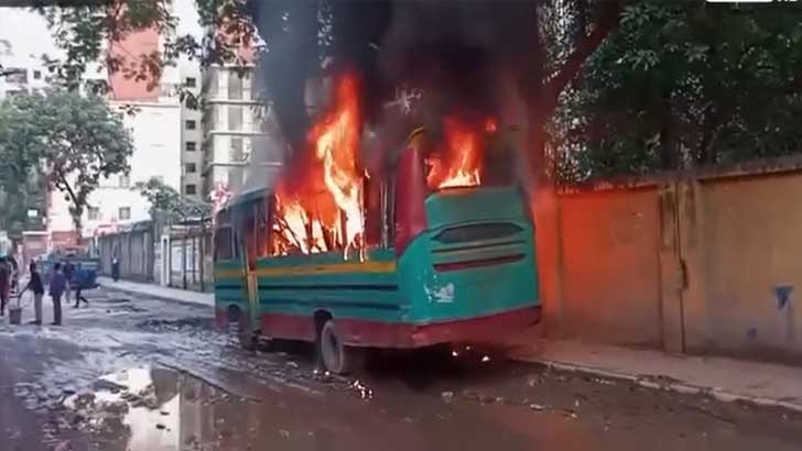 ঢাকায় সোনালী ব্যাংকের স্টাফ বাসে আগুন