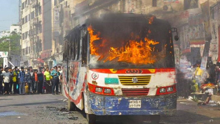 হরতালের শেষ দিনেই ঢাকাসহ সারা দেশে ১৩ গাড়িতে আগুন-ভাঙচুর 