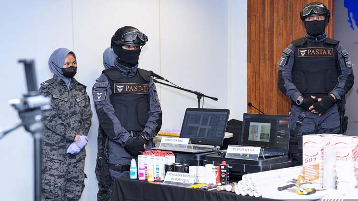 মালয়েশিয়ায় জাল পাসপোর্টসহ তিন বাংলাদেশি গ্রেফতার