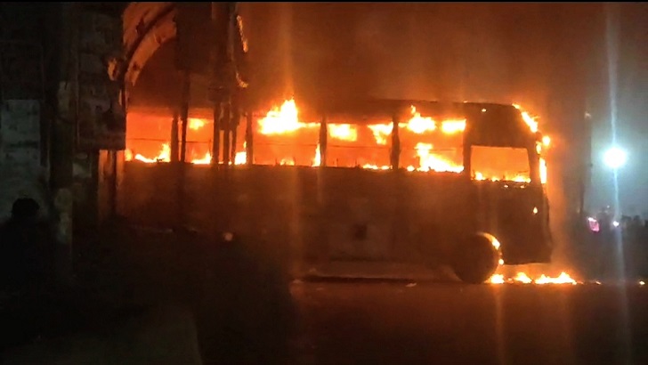 যাত্রাবাড়ীতে রাইদা পরিবহণে আগুন, আহত ৪ 