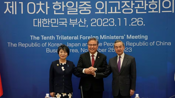 চীন জাপান ও দক্ষিণ কোরিয়ার পররাষ্ট্রমন্ত্রীদের বৈঠক