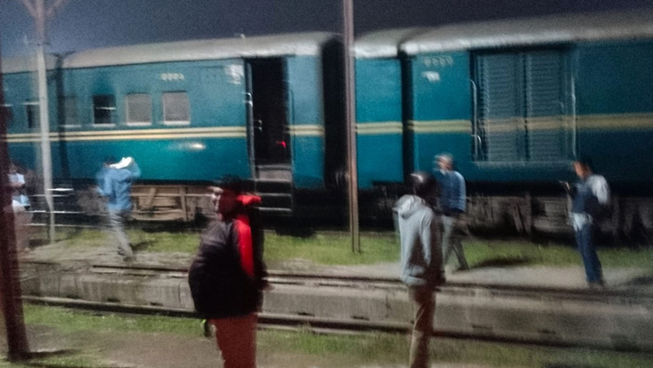 ঈশ্বরদীতে ট্রেনে আবারও হামলা-অগ্নিসংযোগ