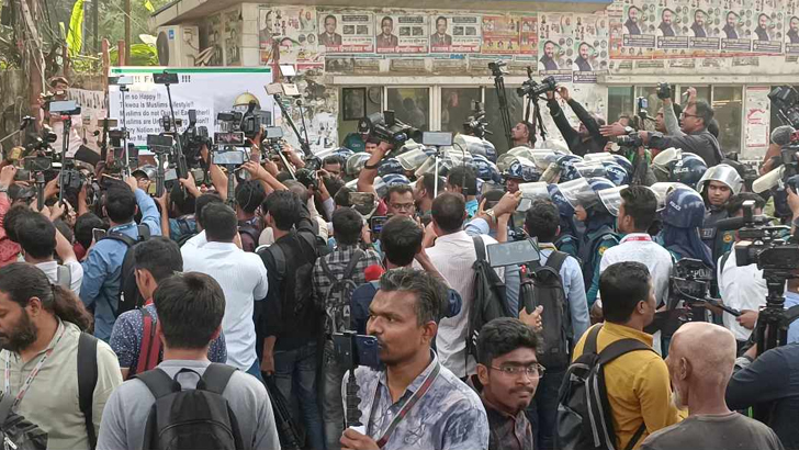 পুলিশি বাধায় আটকে গেল ‘রাজবন্দির স্বজনদের’ স্মারকলিপি পেশ