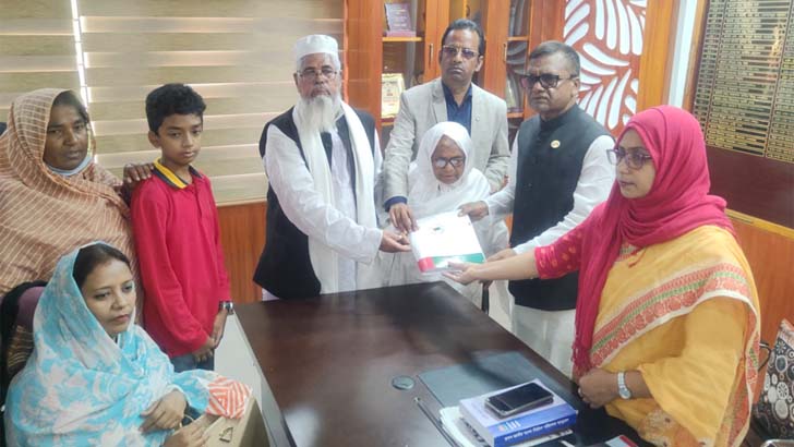 মা-স্ত্রী-সন্তানকে সঙ্গে নিয়ে মনোনয়নপত্র জমা দিলেন এমপি বকুল