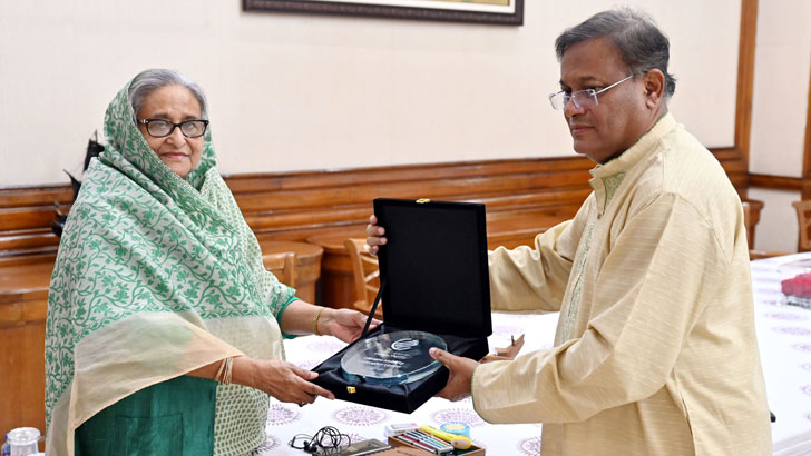 ক্লাইমেট লিডার অ্যাওয়ার্ড গ্রহণ করলেন প্রধানমন্ত্রী