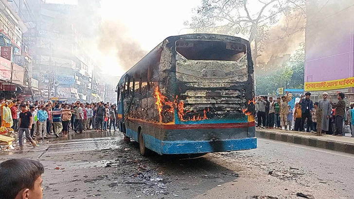 গুলিস্তানে বাসে আগুন