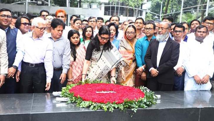 বঙ্গবন্ধুর প্রতিকৃতিতে জবির নবনিযুক্ত উপাচার্যের শ্রদ্ধা