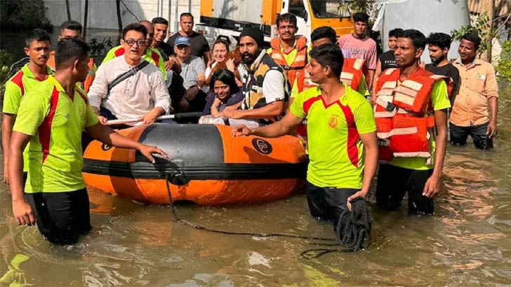 মাকে দেখতে গিয়ে সাইক্লোনের কবলে আমির খান