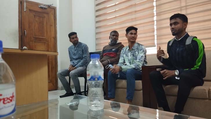 যবিপ্রবির হলে আটকে ১৭ চাকরি প্রার্থীকে ছাত্রলীগের নির্যাতন