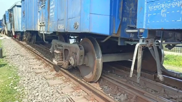 তেজগাঁওয়ে ক্রেনের আঘাতে ট্রেন লাইনচ্যুত