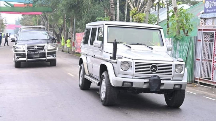 প্রটোকল ছাড়াই পতাকাবিহীন গাড়িতে শেখ হাসিনা