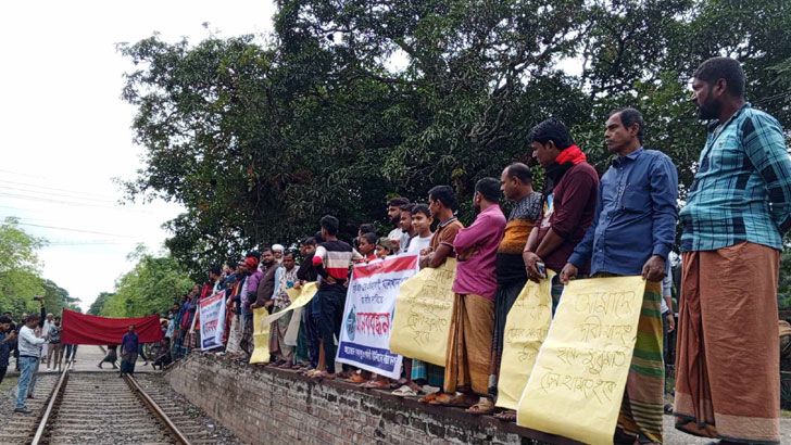 রাজবাড়ীতে মধুমতি ট্রেনের যাত্রা বিরতির দাবিতে মানববন্ধন