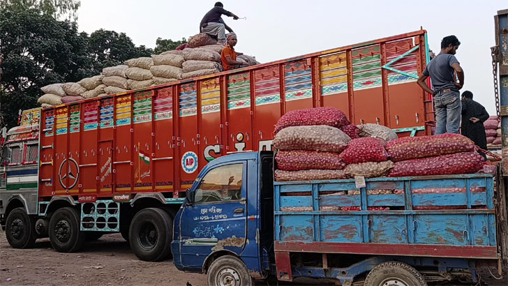একদিনের ব্যবধানে পেঁয়াজের দাম কেজিতে ৮০ টাকা বৃদ্ধি!