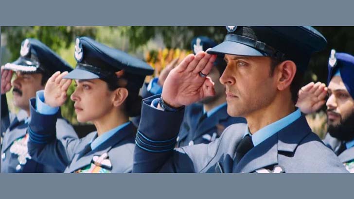 প্রথম সিনেমায় অন্তরঙ্গ হৃতিক-দীপিকা