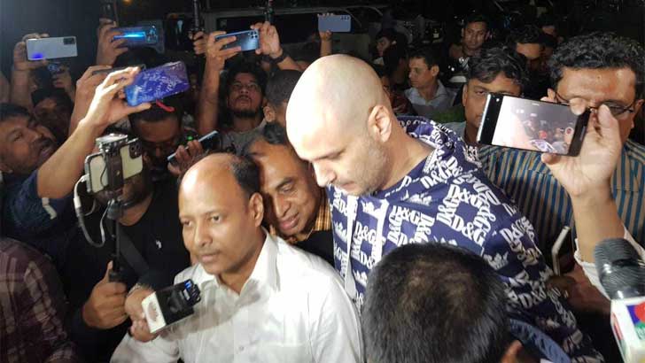 আদম তমিজি হককে গ্রেফতার দেখাল ডিবি