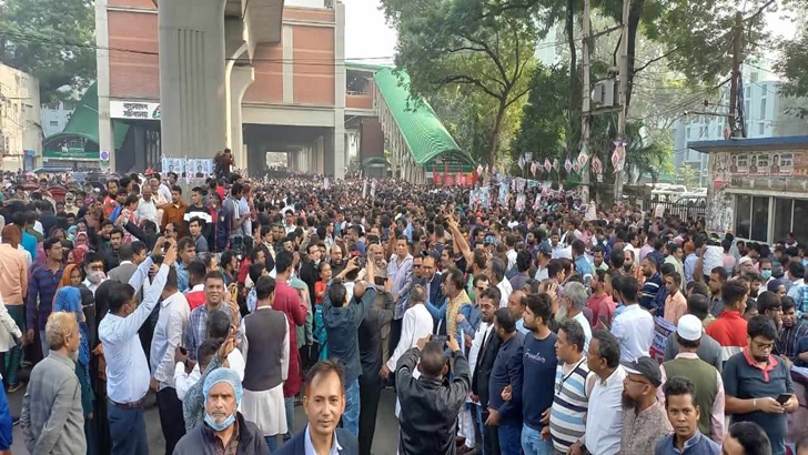 বিএনপির মানববন্ধন শুরু, স্লোগানে মুখরিত প্রেসক্লাব প্রাঙ্গণ 