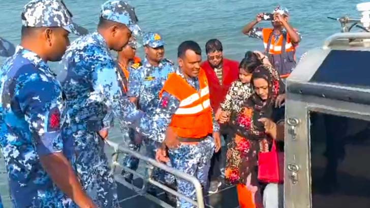 বালুচরে আটকেপড়া সেন্টমার্টিনগামী জাহাজের ৫৪ পর্যটক উদ্ধার