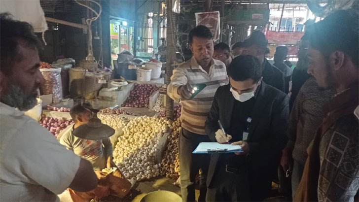 পেঁয়াজের মূল্যবৃদ্ধি, যাত্রাবাড়ী ও মোহাম্মদপুরে জেলা প্রশাসনের অভিযান