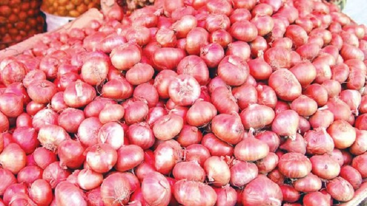 পেঁয়াজ কেনা থেকে মুখ ফেরাচ্ছেন ভোক্তা