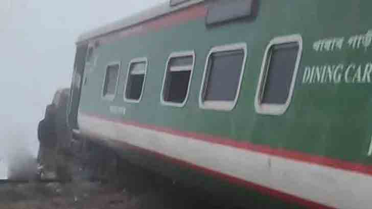 লাইন কেটে ফেলায় ছিটকে পড়ে ইঞ্জিনসহ ৭টি কোচ