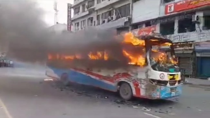 গুলিস্তান জিরো পয়েন্টে বাসে আগুন