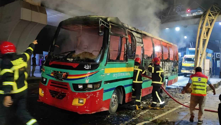 গুলিস্তানে বাসে আগুন