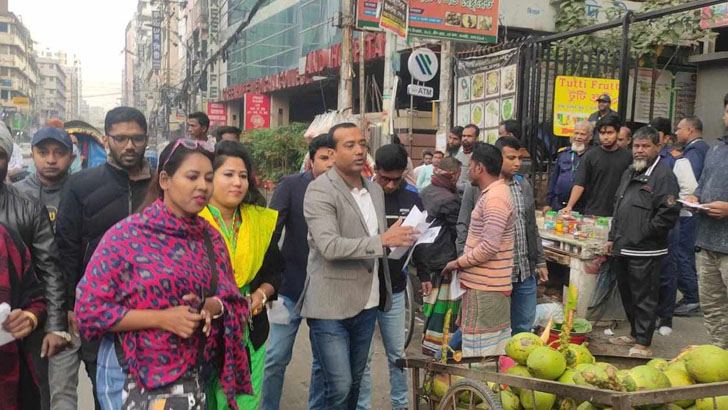 নির্বাচন বর্জন ও অসহযোগ আন্দোলনের পক্ষে ছাত্রদলের লিফলেট বিতরণ 