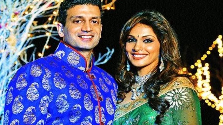 বিয়ের ১৪ বছর পর ঘর ভাঙল ঈশা কোপিকরের