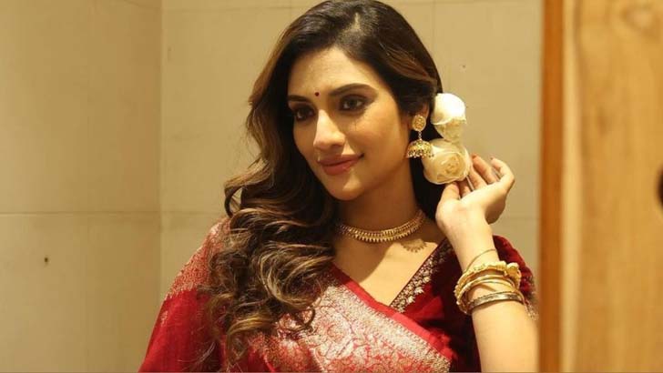 যেকোনো লুকে গ্ল্যামারাস নুসরাত