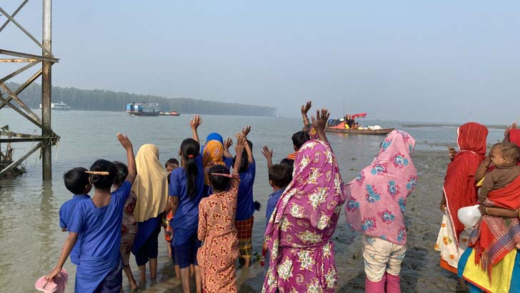 মান্তা শিশুদের চোখের জলে বিদায় ভাসমান স্কুল