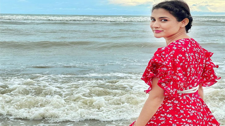 সমুদ্রে উষ্ণতা ছড়ালেন মেহজাবিন