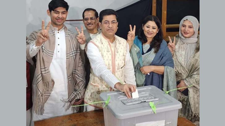 স্ত্রী-সন্তানকে সঙ্গে নিয়ে ভোট দিলেন তাপস