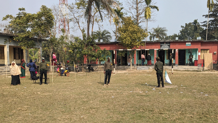 প্রকাশ্যে নৌকায় ভোট দেওয়ায় বড়াইগ্রামে সহকারী প্রিসাইডিং অফিসার আটক