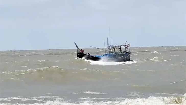 বঙ্গোপসাগরে ১৩ মাঝিমাল্লা নিয়ে ৫ দিন ধরে ট্রলার নিখোঁজ 