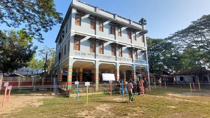 প্রায় ভোটারশূন্য কেন্দ্র, ভোট কাস্টিং দেখে বিস্মিত সবাই