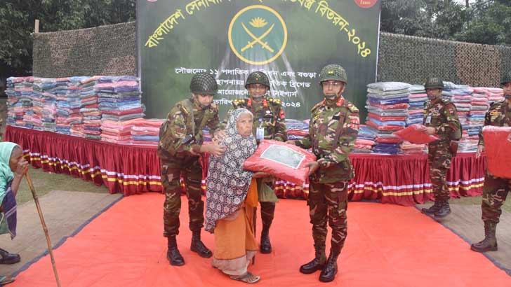 নওগাঁয় শীতার্তদের মাঝে সেনাবাহিনীর কম্বল বিতরণ