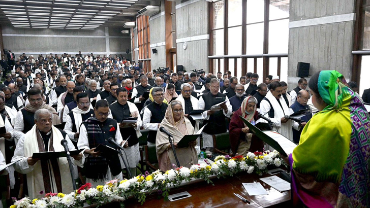 শপথ নিলেন আ.লীগের নবনির্বাচিত এমপিরা