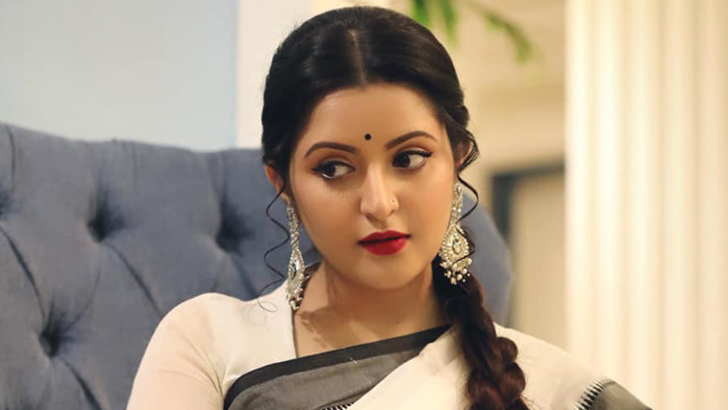 রাস্তার ফল খেয়ে হাসপাতালে পরীমনি