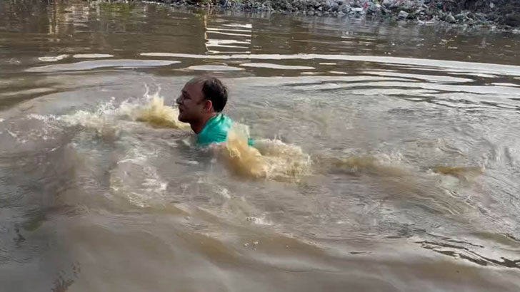 কয়েক যুগের আবর্জনা কয়েক ঘণ্টায় পরিষ্কার করলেন ব্যারিস্টার সুমন