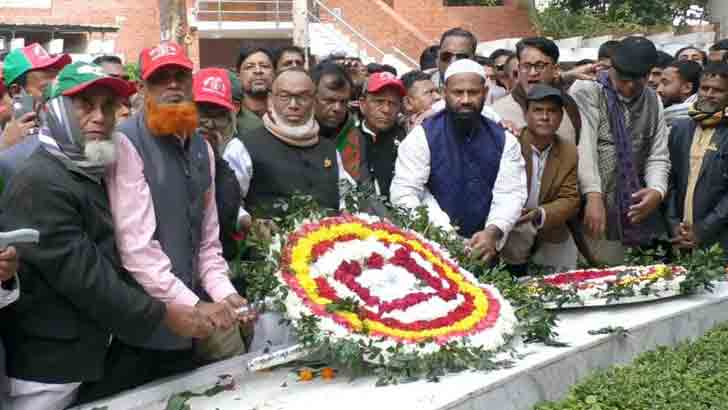 বঙ্গবন্ধুর সমাধিতে নবনির্বাচিত এমপি মহিউদ্দিনের শ্রদ্ধা