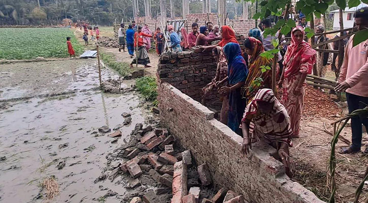 ভাঙা হলো রাস্তার মাঝখানের সেই দেয়াল