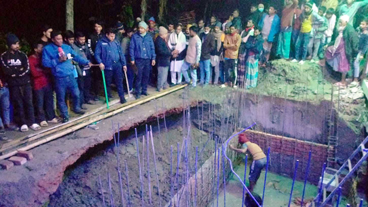 সরকারি সড়কে আ.লীগ নেতার সেপটিক ট্যাংক