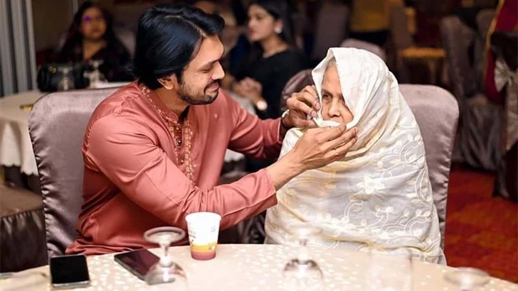 মাকে স্মরণ করে আরিফিন শুভর আবেগঘন স্ট্যাটাস