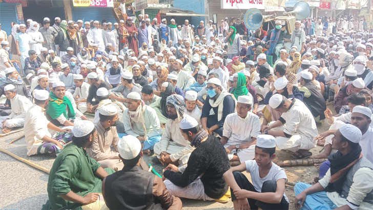 পটিয়া মাদ্রাসায় এসে অবরুদ্ধ হেফাজত আমির, দুইপক্ষের সংঘর্ষ