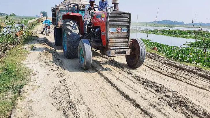 মাটিভর্তি ট্রাক্টর দাপিয়ে বেড়াচ্ছে দৌলতপুরে