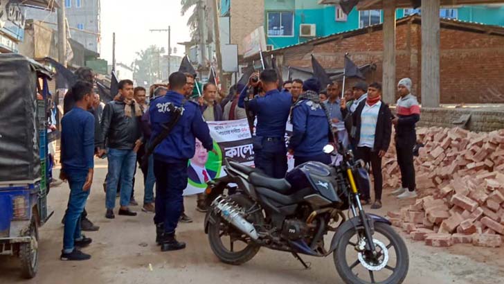 বিএনপির কালো পতাকা মিছিলের চেষ্টা, যুবদল নেতা আটক