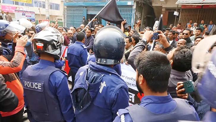 ঝিনাইদহে পুলিশের বাধায় পণ্ড বিএনপির কালো পতাকা মিছিল